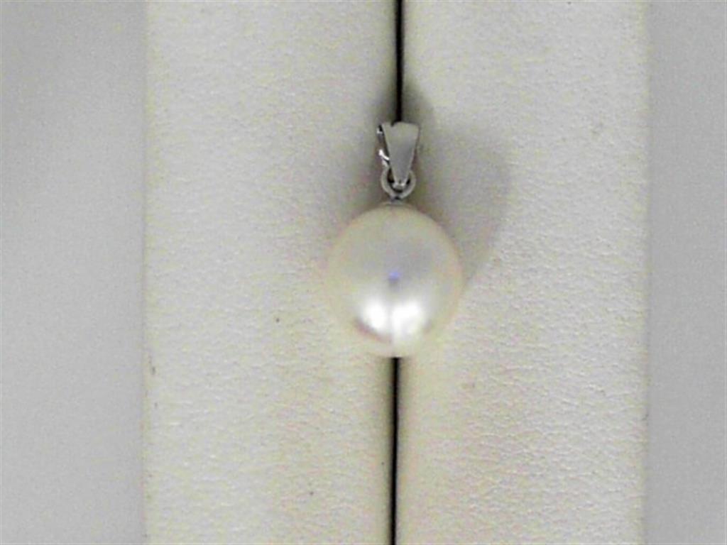 One 14kt white gold pendant with one oval Freshwater pearl. The pearl